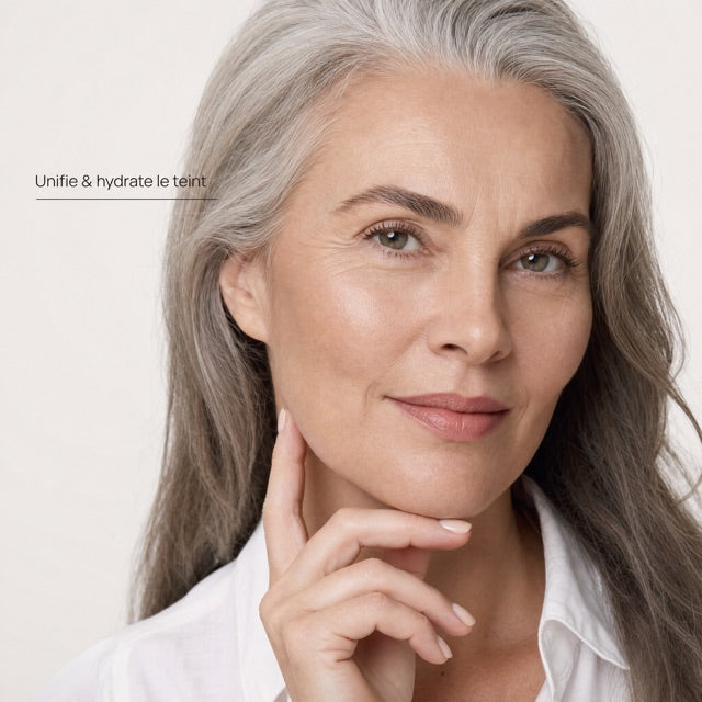 Duo base de teint lissante MaybeLina — rendu teinte 01 : peau claire mature, sous-ton neutre, cheveux gris/argentés